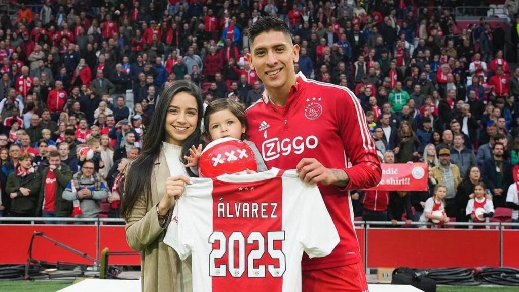 Vídeo: Edson Álvarez renova pelo Ajax com a família e colegas de equipa no relvado e os adeptos na bancada