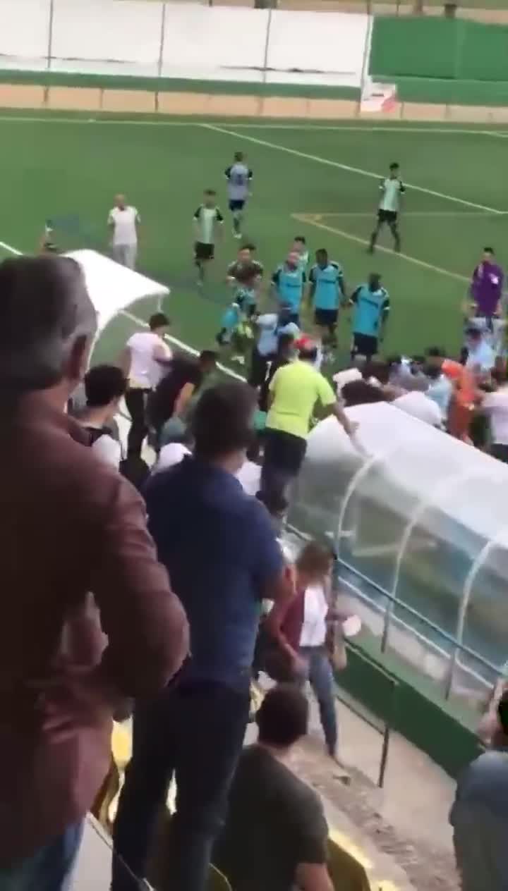 Vídeo: Pancadaria e tiros em jogo no Montijo