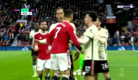 Vídeo: Ronaldo descarregou a fúria em Jones e acabou a levar uma peitada de Van Dijk