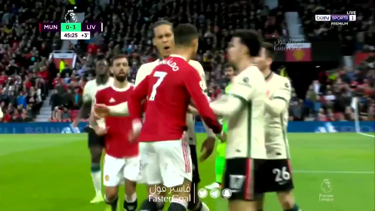 Vídeo: Ronaldo descarregou a fúria em Jones e acabou a levar uma peitada de Van Dijk