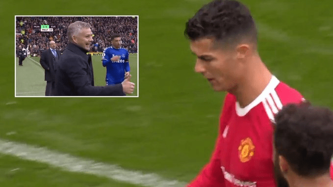 Vídeo: Ronaldo furioso no final do Man Utd-Everton