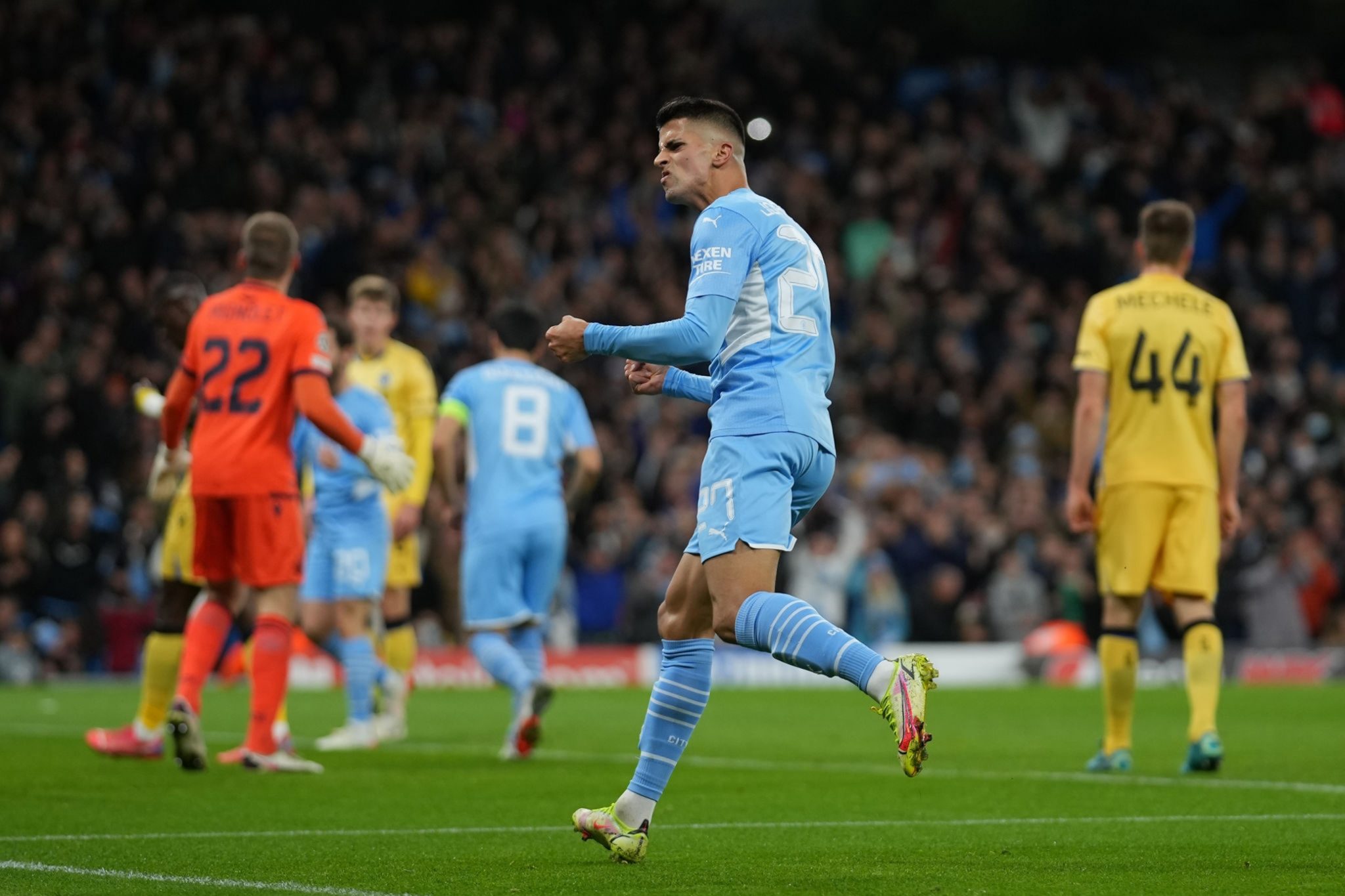 VÍDEO: Com cruzamentos assim até Mahrez marca de cabeça