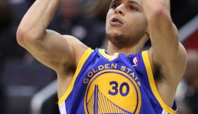 Vídeo: Curry marca 20 pontos no 4.º período e Warriors passam de estar a perder por 13 para vencer por 15