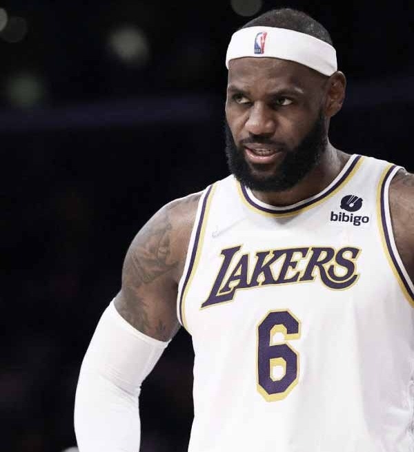 Vídeo: Lakers, mesmo com o regresso de LeBron, sem força para Tatum