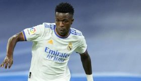 Vídeo: Vinícius Jr. dá vitória ao Real Madrid com golo do outro Mundo