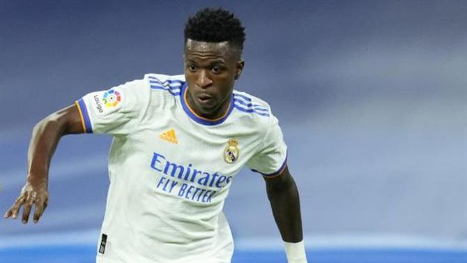 Vídeo: Vinícius Jr. dá vitória ao Real Madrid com golo do outro Mundo