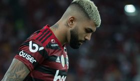 Vídeo: Gabigol reclama com jovem do Flamengo por não lhe ter passado a bola e os dois acabam aos empurrões