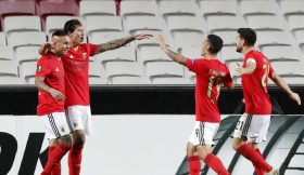 Vídeo: Jogador do Benfica marca golo inacreditável