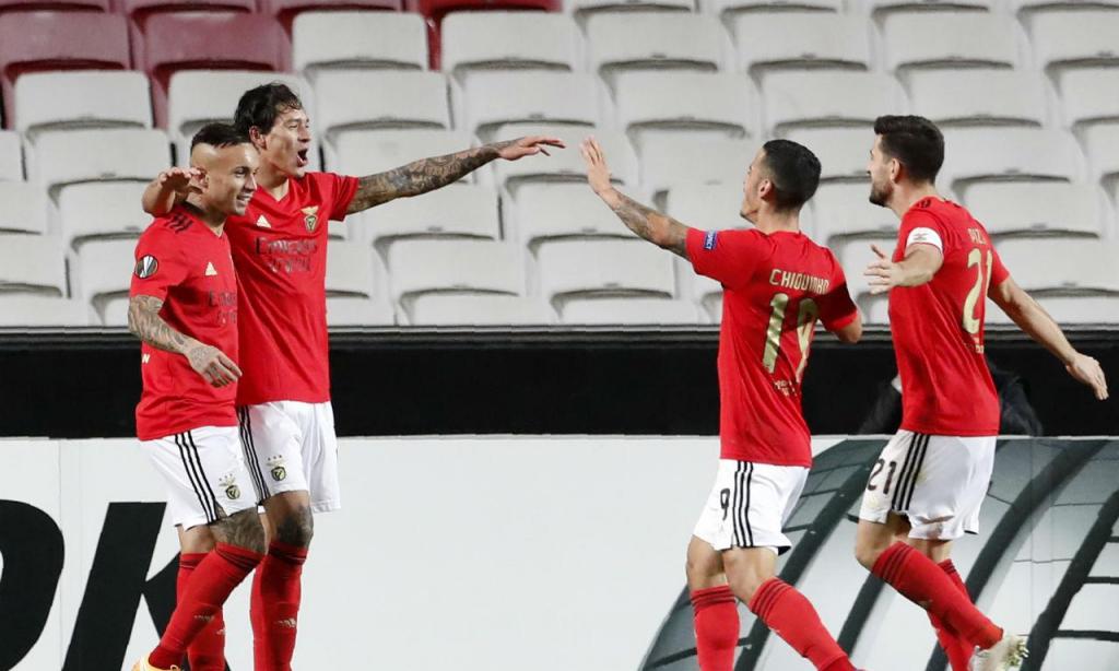 Vídeo: Jogador do Benfica marca golo inacreditável