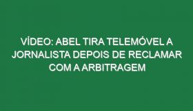 Vídeo: Abel tira telemóvel a jornalista depois de reclamar com a arbitragem